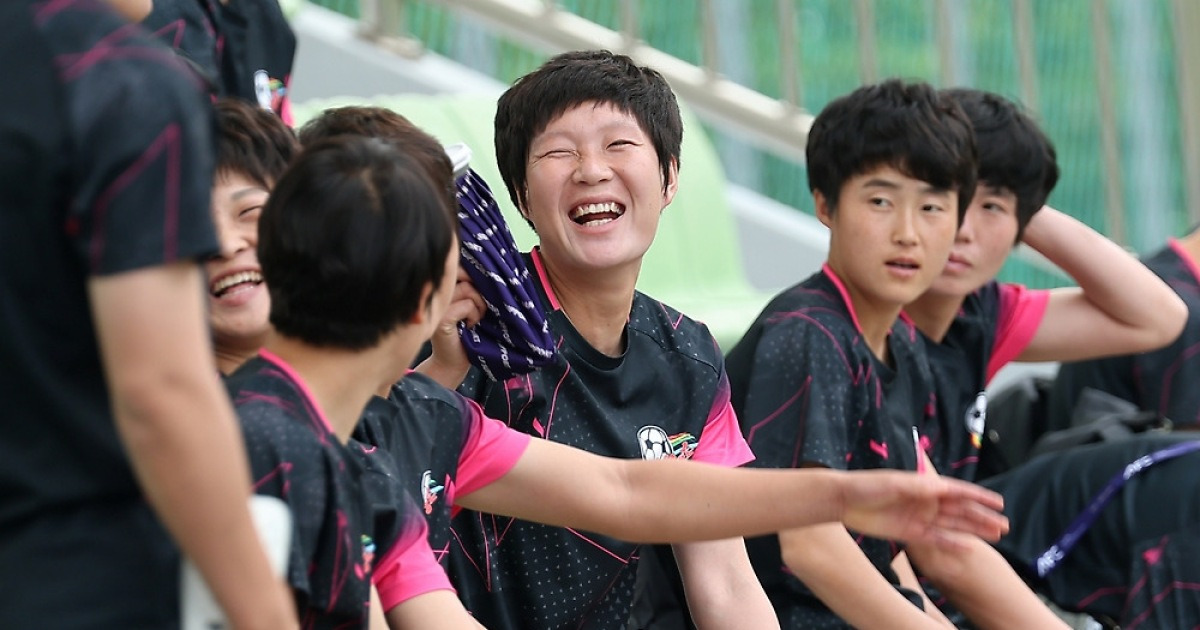 정색했던 北 내고향축구단, 훈련장에서는 웃었다…밝은 미소로 AWCL 최종 훈련 진행 [수원 현장]