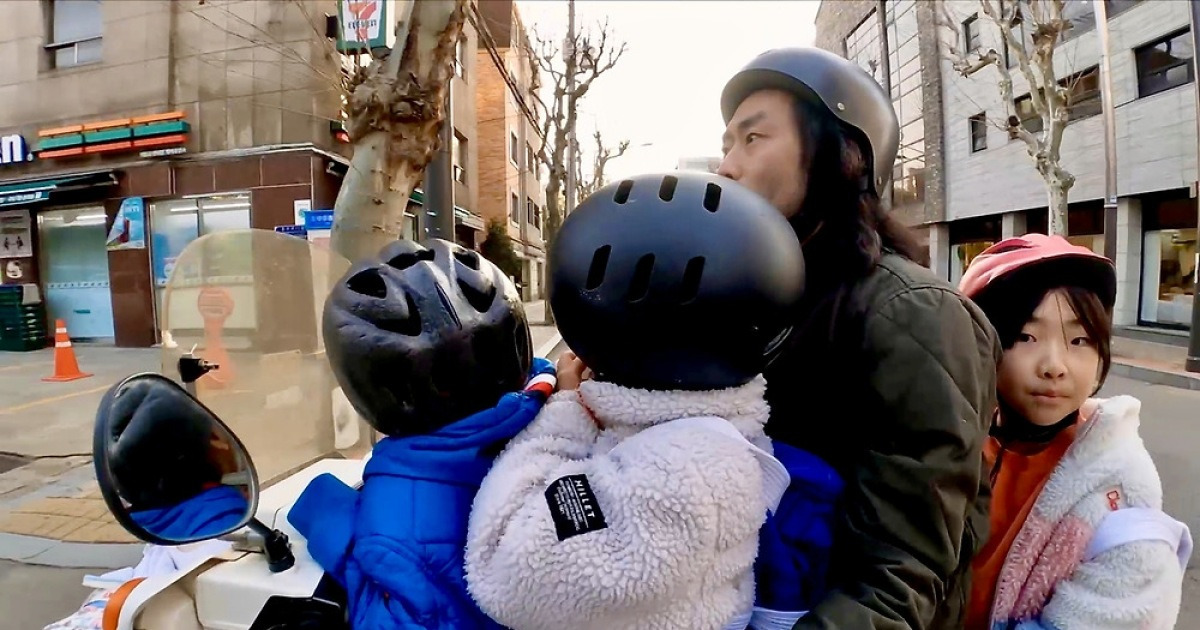 네 남매 키우는 남성 전업주부라는 '반칙'…다큐 '반칙왕 몽키'