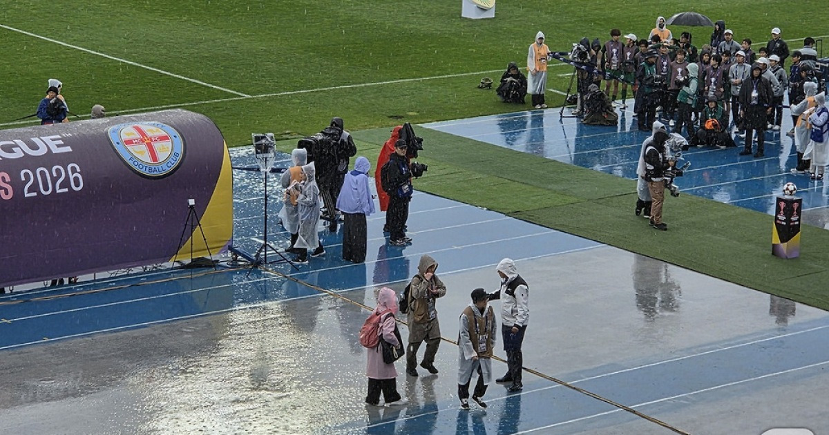 장대비 쏟아져 앞 안 보이는 수원…여자축구 클럽 '남북전 변수'