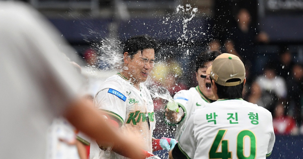 '와' 김웅빈이 또 끝냈다! 이틀 연속 극적인 끝내기! 국대 마무리 무너뜨렸다[고척 리뷰]
