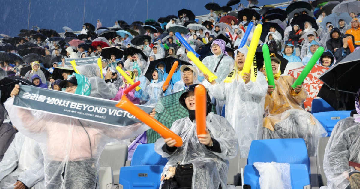 “승리를 넘어서” 수원 울린 공동응원…내고향여자축구단, 2-1 역전 결승행