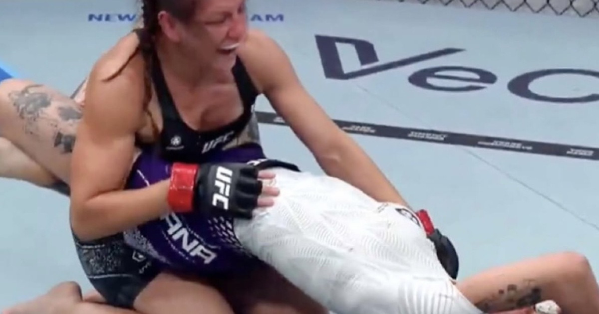 “때리던 선수가 항복했다” UFC서 나온 초희귀 기술…최초 역사 쓴 女 파이터 아델리안