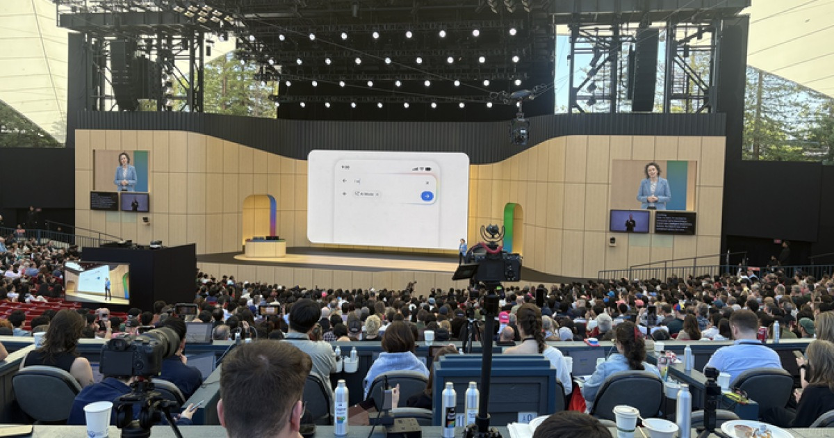 “피자에 접착제 발라라” 조롱받던 구글 AI, 챗GPT와 어깨 나란히