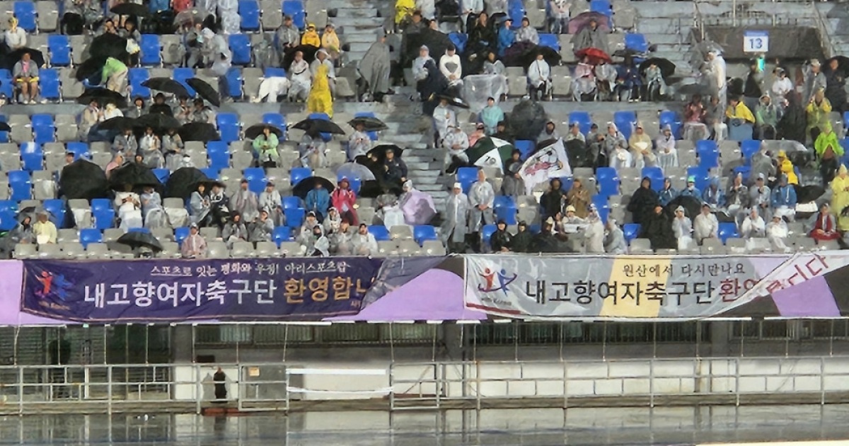 '우려했던 그대로' 3억 지원받고 韓 한복판서 北 환호세례... 약속한 '공동응원' 전혀 없었다 [수원 현장]