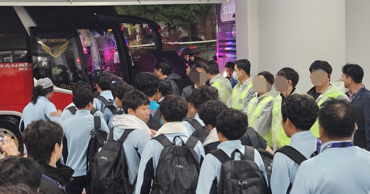 北 내고향, 南 취재진 질문 싹 무시→'패싱'…믹스트존 빠르게 지나쳐 곧바로 버스 탑승 [수원 현장]