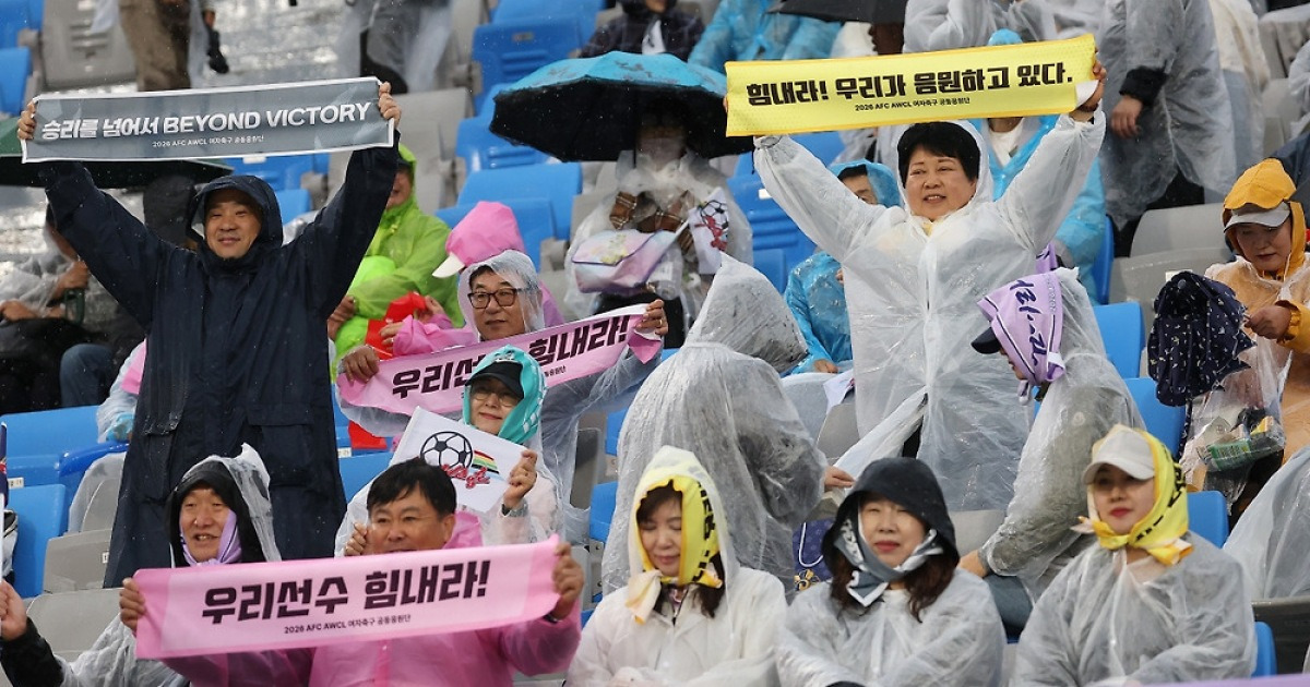 지소연 PK 실축에 환호! 이건 아니잖아요? 인공기 펄럭~ 수원인가 평양인가…南 사령탑 "속상했다"→北 감독은 시큰둥 [수원 현장]