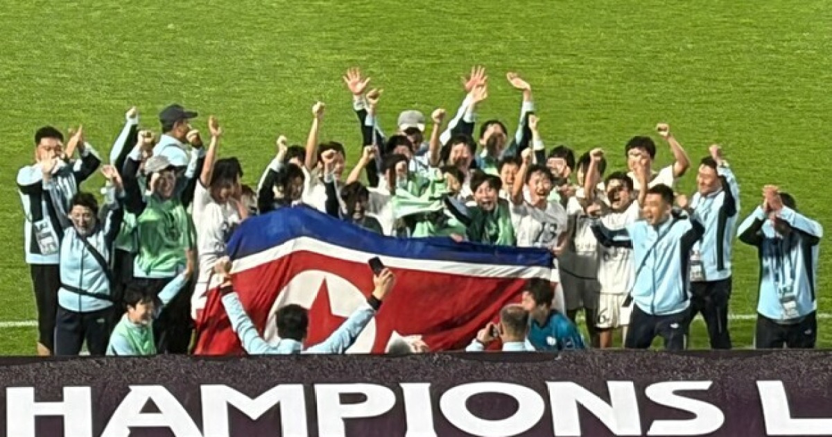 [awcl.told] 3억 공동응원단 등지고 "이겼다!" 인공기와 만세삼창...이게 남북 교류인가
