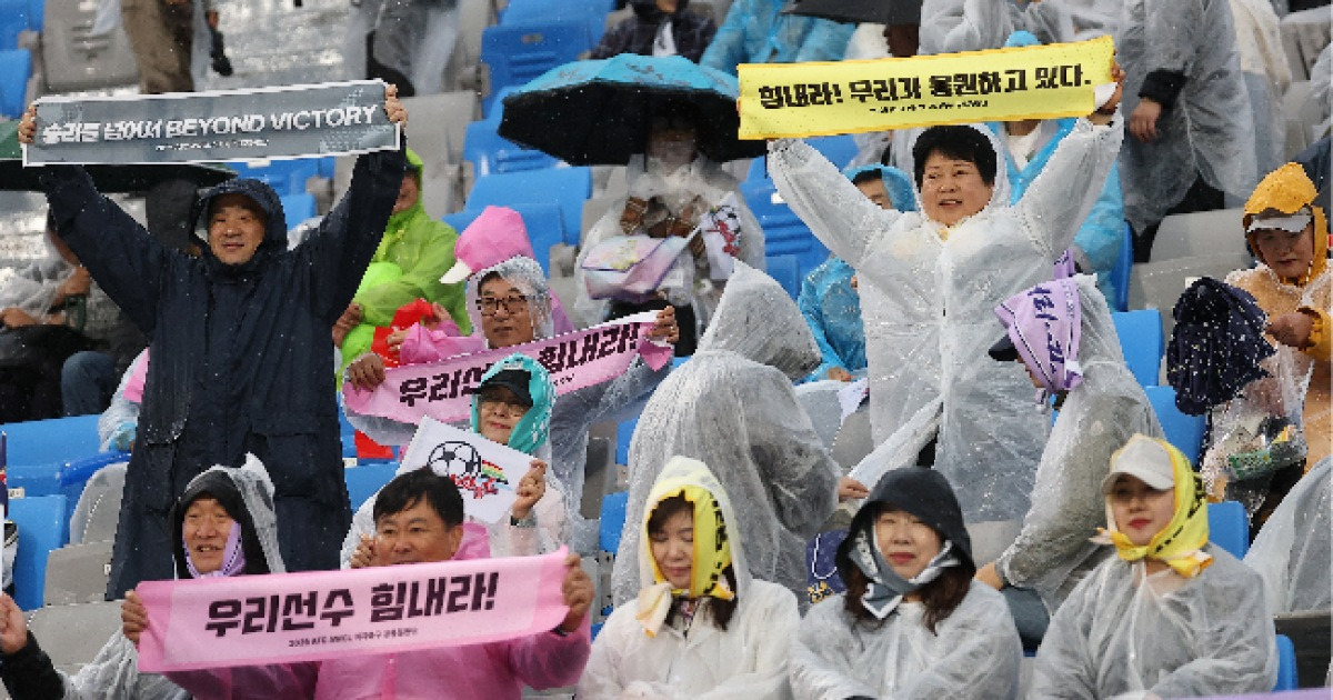 공감 얻지 못한 공동응원단…외면 받은 南, 반응 없는 北 [김영훈의 슈퍼스타K]