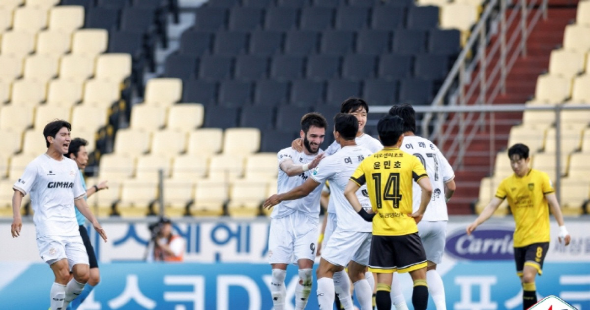 '행운의 골 터졌다!' 김해, 드디어 K리그2 첫 승 신고...전남 상대 1-0 승리[K리그2 리뷰]