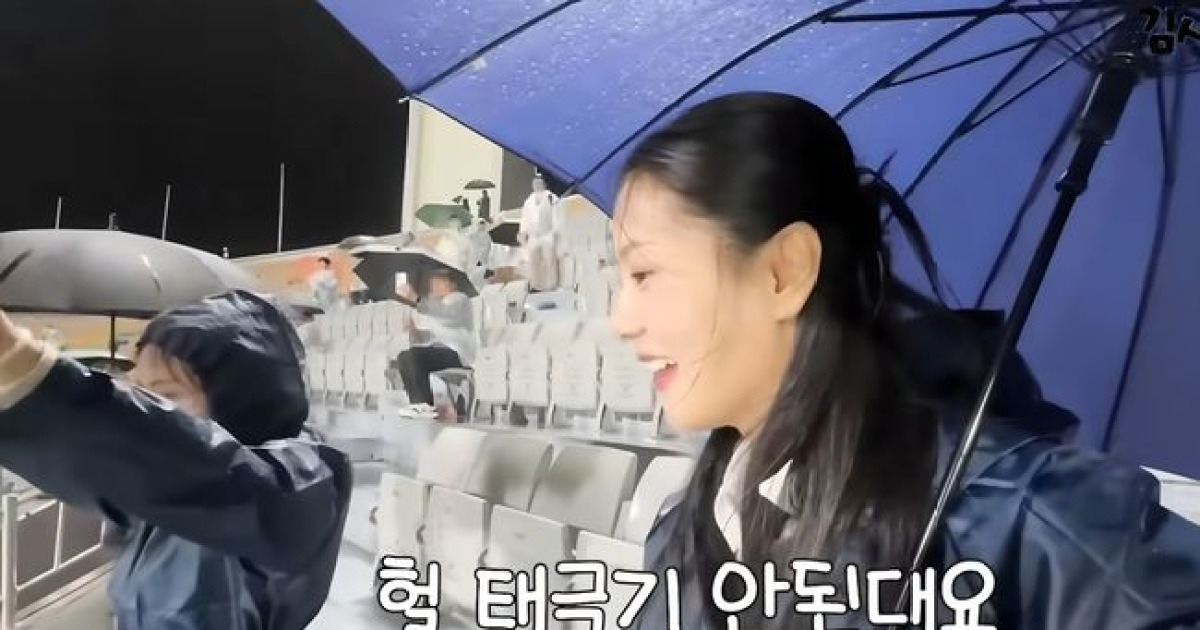 "인공기 세리머니는 되고 태극기는 안 된다?" 수원FC 홈경기가 북한 원정 됐다...'혈세 3억 공동응원' 논란 폭발
