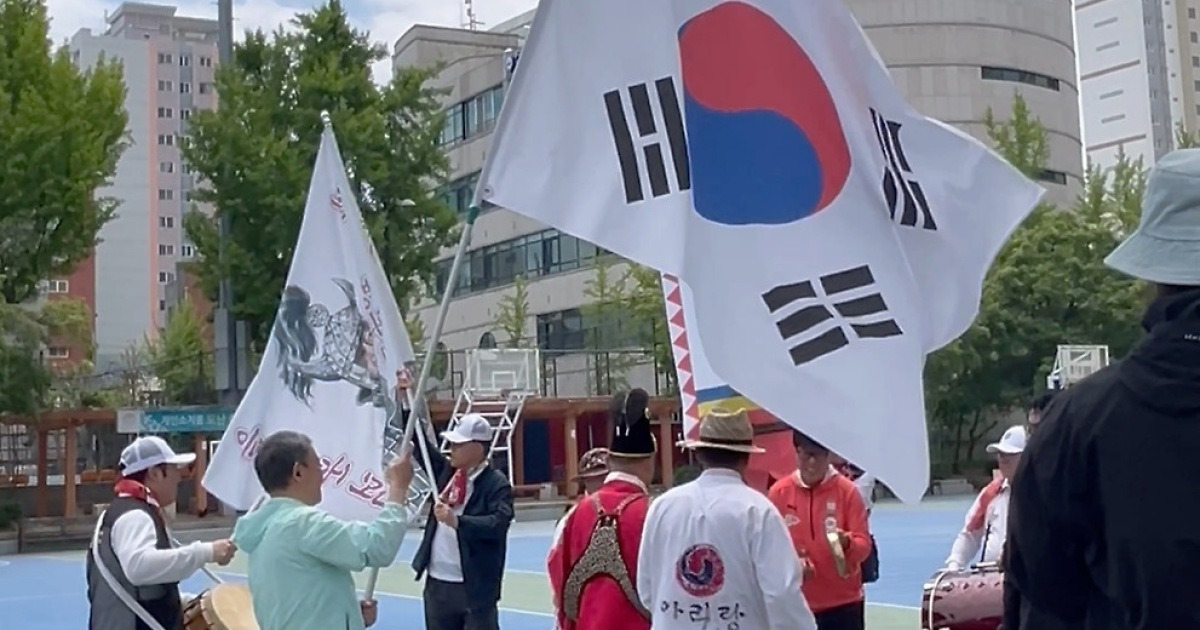 "왜 北 내고향만 응원해!" 쏟아지는 비판 의식했나?…공동응원단에 '대형 태극기' 등장 [수원 현장]
