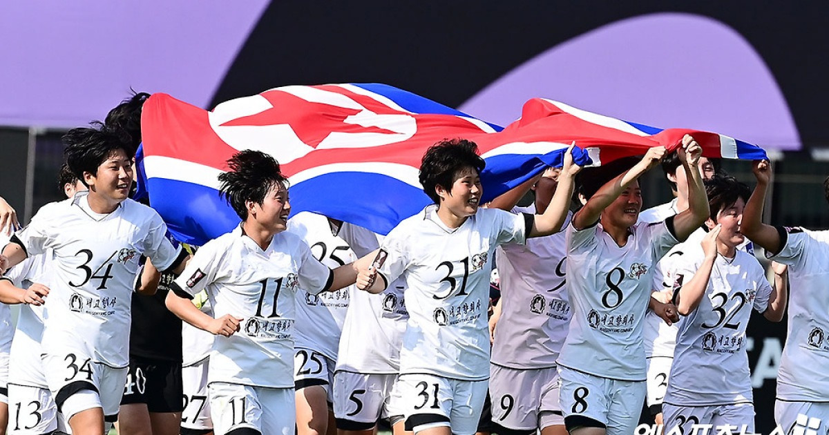 북한은 '태극기' 모자이크 처리했는데→한국 땅에 또 펄럭인 北 인공기…'AWCL 우승' 내고향, 북한 국기 펼치고 공동 응원단 앞으로 '와~' [수원 현장]