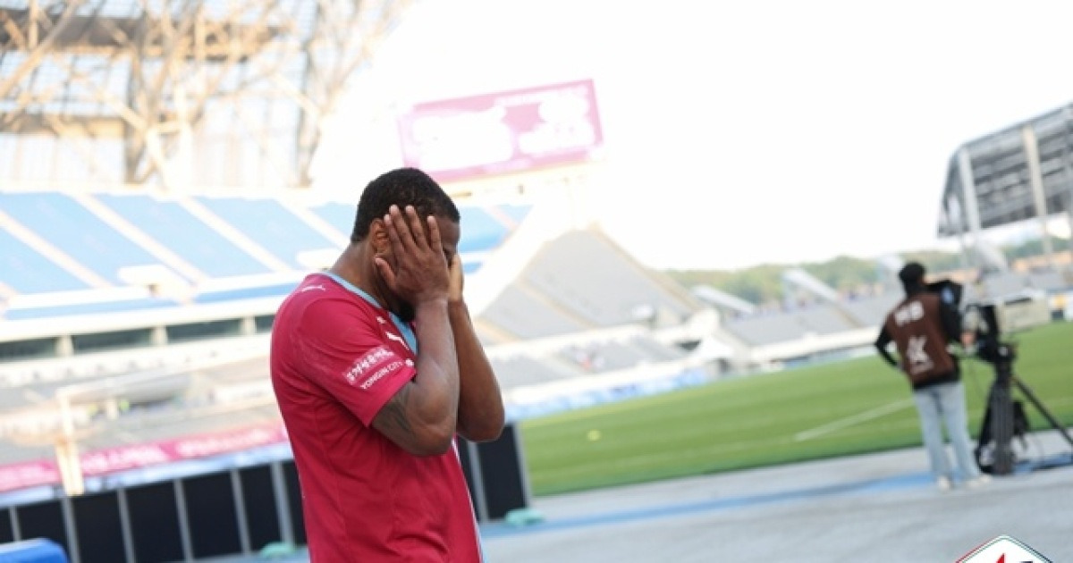 페널티킥 실축한 외인→그래도 감싼 최윤겸 감독 "가브리엘도 우리 식구" [용인 현장]