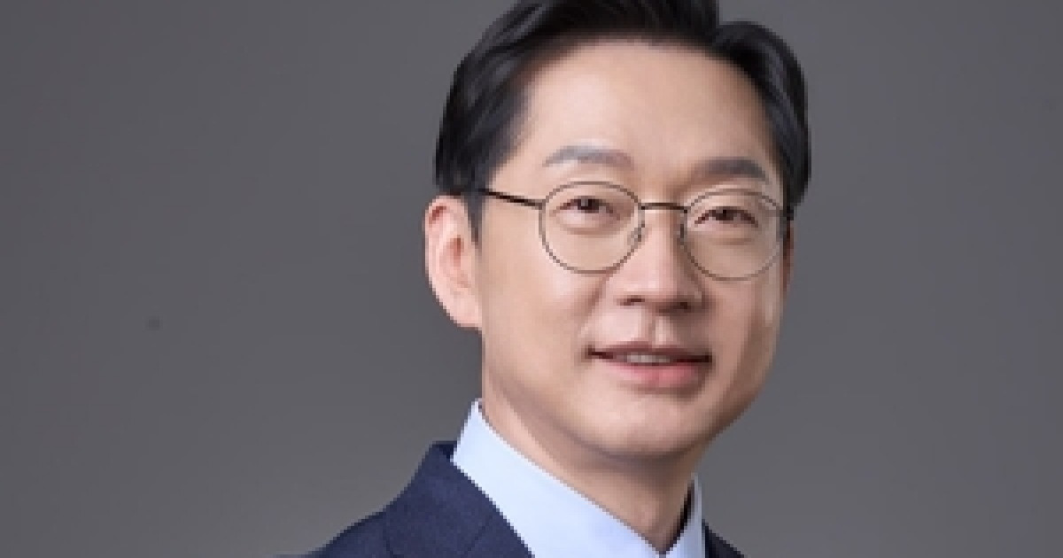 Governor Candidate Kim Kyung-soo Distributes Campaign Promises in Sign Language and Audio