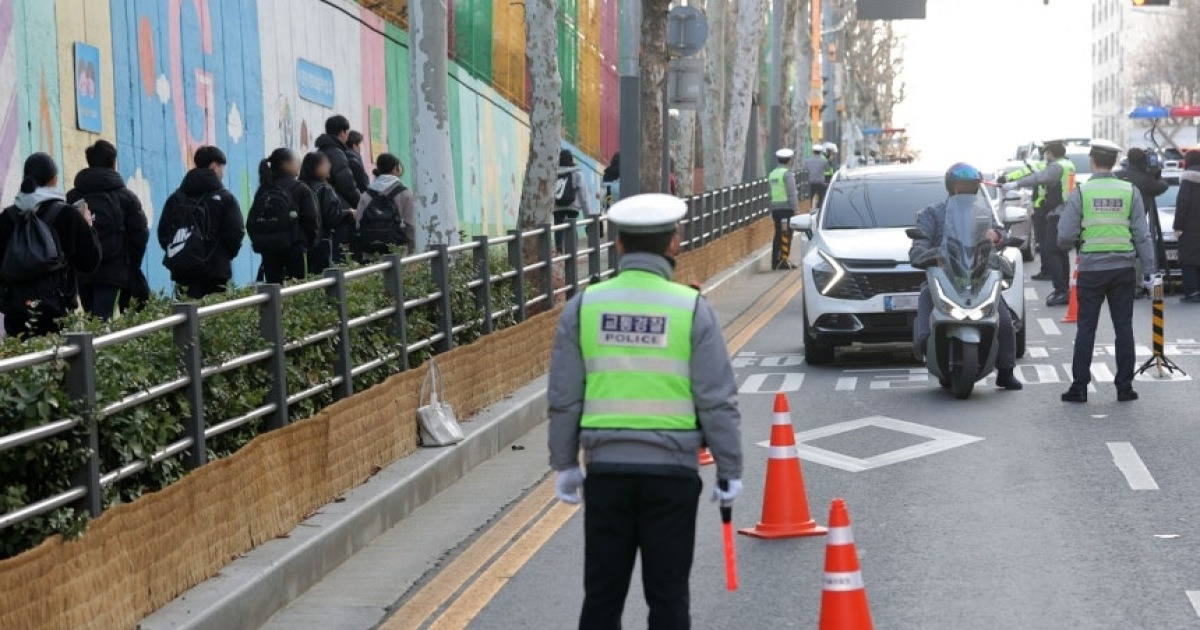 신호등 없는 스쿨존 교차로 일시정지 표지 관련 이미지