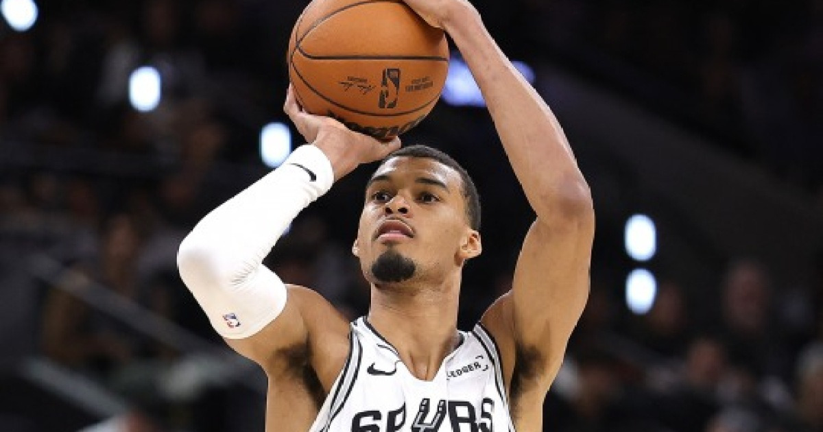 '하프라인에서 던졌다' 웸반야마, 12ｍ 버저비터 성공...NBA 서부 결승 2-2 원점