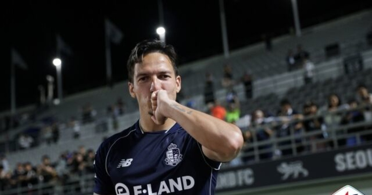 '에이스' 에울레르, 서울 이랜드 통산 50경기 자축포! "구단 역사에 남는 선수 되고 싶어...개인 기록은 중요치 않아" [MD현장]