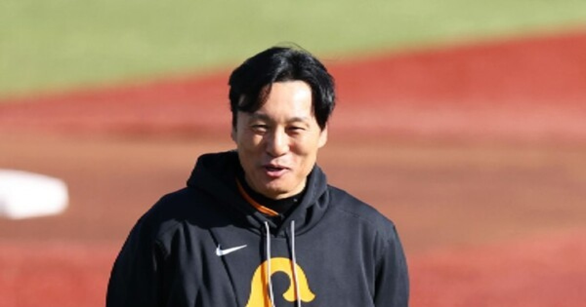 '이승엽 선임 주도' 감독이 '딸 폭행' 체포→국민타자 거취에 영향 있을까…巨人 "아베 감독 해임 검토"