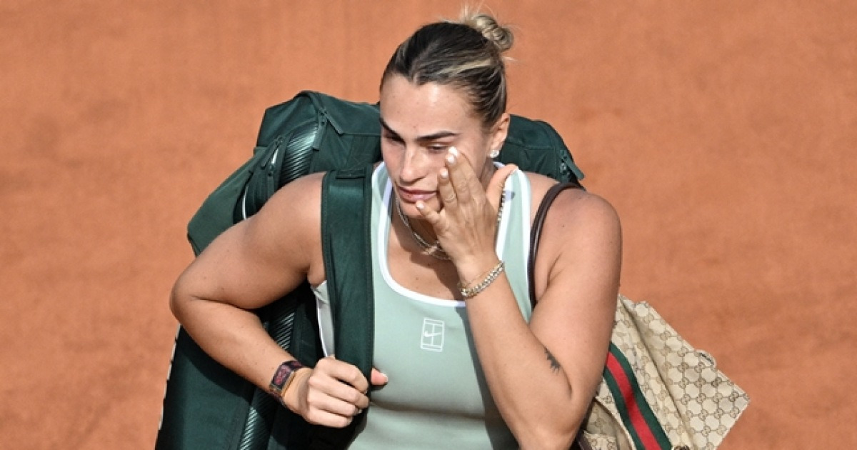 시스루 입었던 女랭킹 1위, '코트 위 명품백'으로 또 논란→WTA 규정 위반 조사 착수
