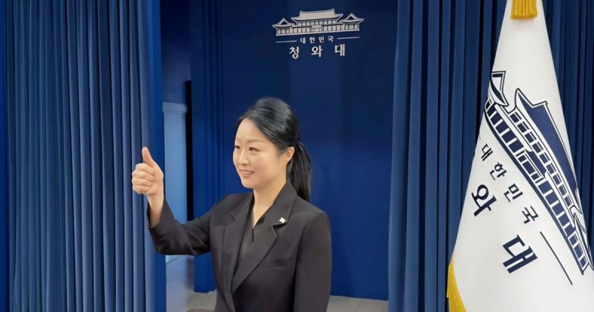 "Blue House Sign Language Interpreter's 1 Hour Worth 420,000 Hours... Doing My Best for the Deaf Community"