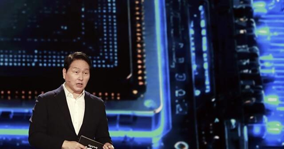 최태원 회장 "AI 시대 인재상 변화…인간과 AI 잇는 제너럴리스트 필요"