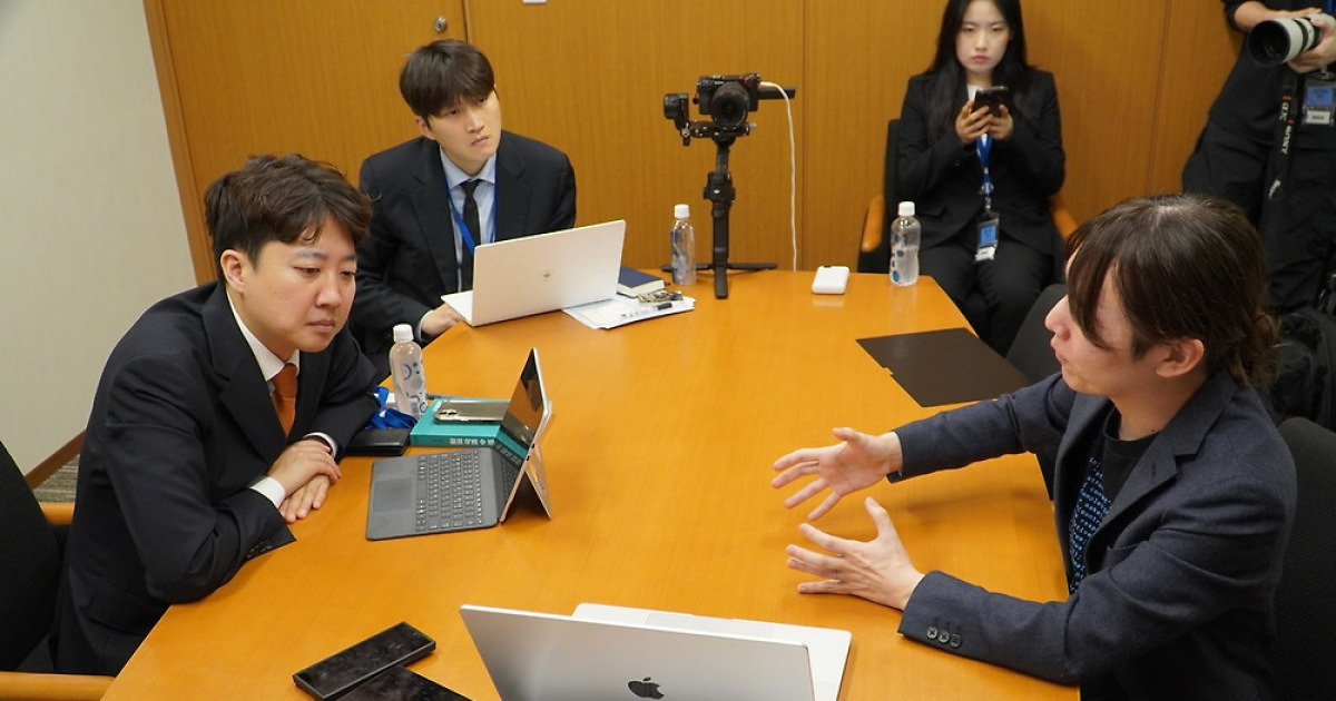 이준석, 일본 ‘테크 정당’ 팀미라이 대표 만났다 “AI는 돈·조직 없는 청년에게 강력한 무기”