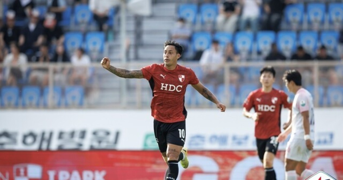 [BE.현장] 부산, 월드컵 휴식기 전 K리그2 1위 확정… '멀티골' 가브리엘의 축복, 파주 4-1로 격파