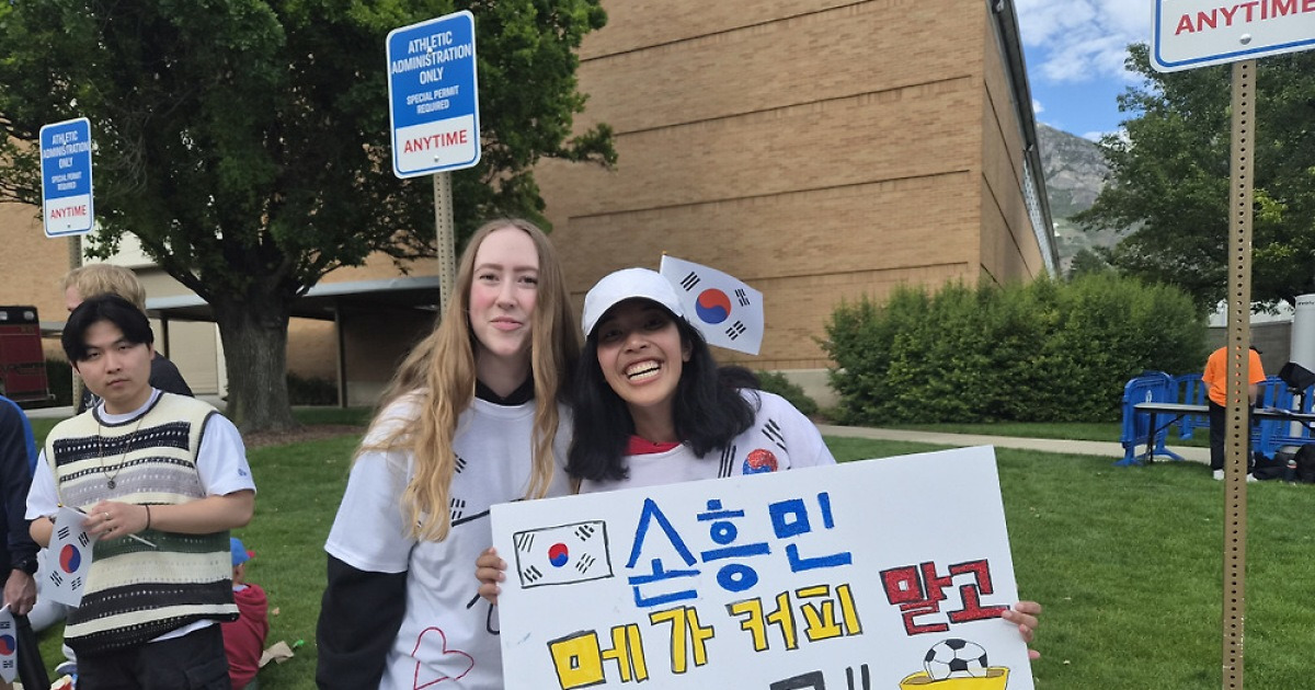 [프로보 현장]"여기 혹시 한국인가요?" 외국 여성팬 '손흥민, 메가커피 말고 메가골!' 플래카드 눈길…유학생 "군대 가기 전 큰 선물"