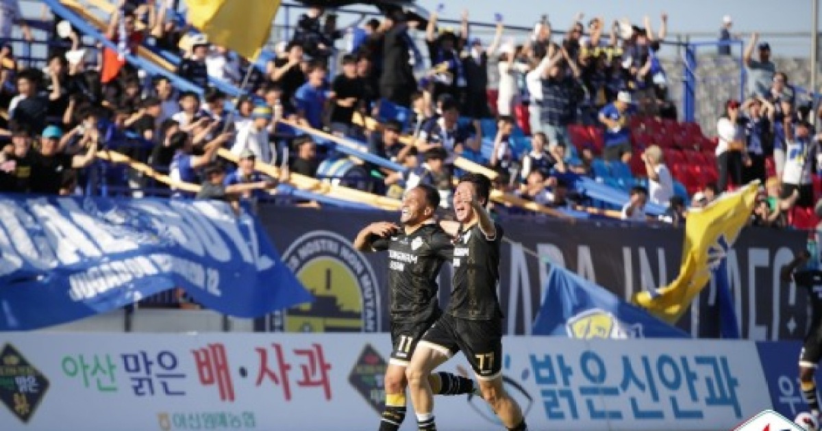 '박시후·데니손 골' K리그2 충남아산, 수원에 2-1 승리...부산은 5점 차 단독 선두