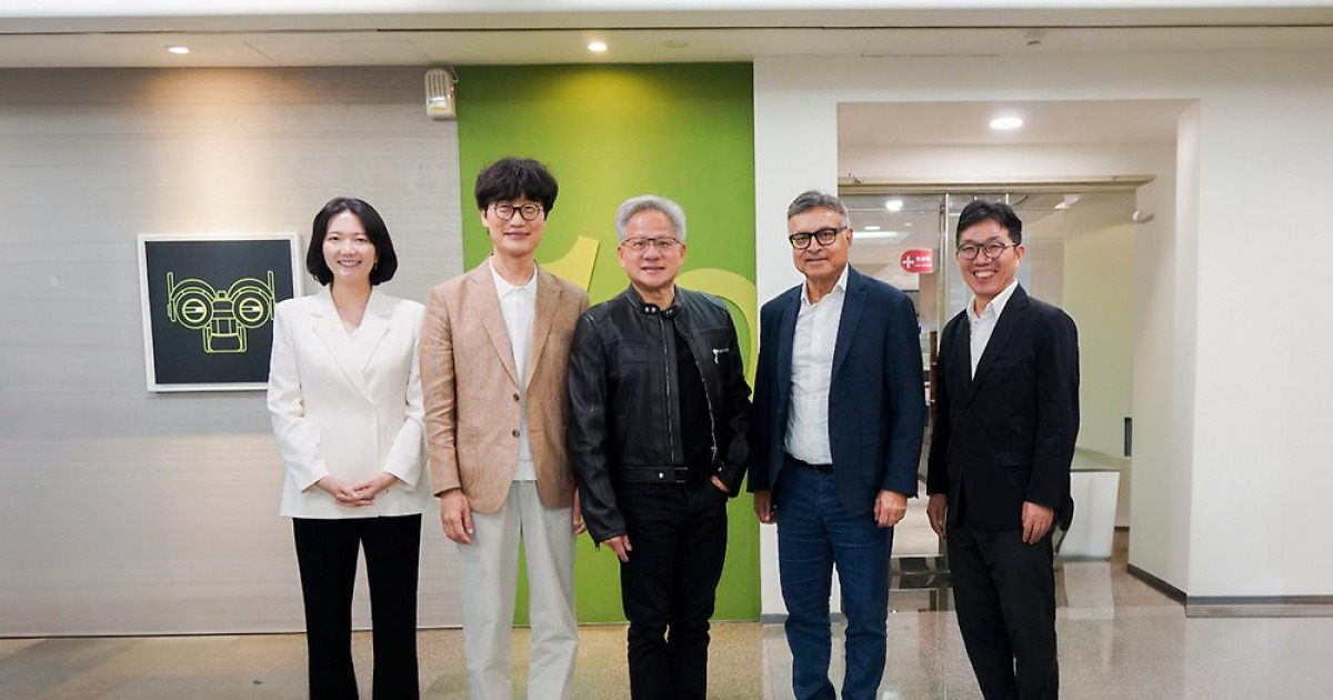 젠슨 황 만나는 이해진 ‘AI 승부수’…네이버 ‘국방-피지컬AI-인프라’ 광폭행보