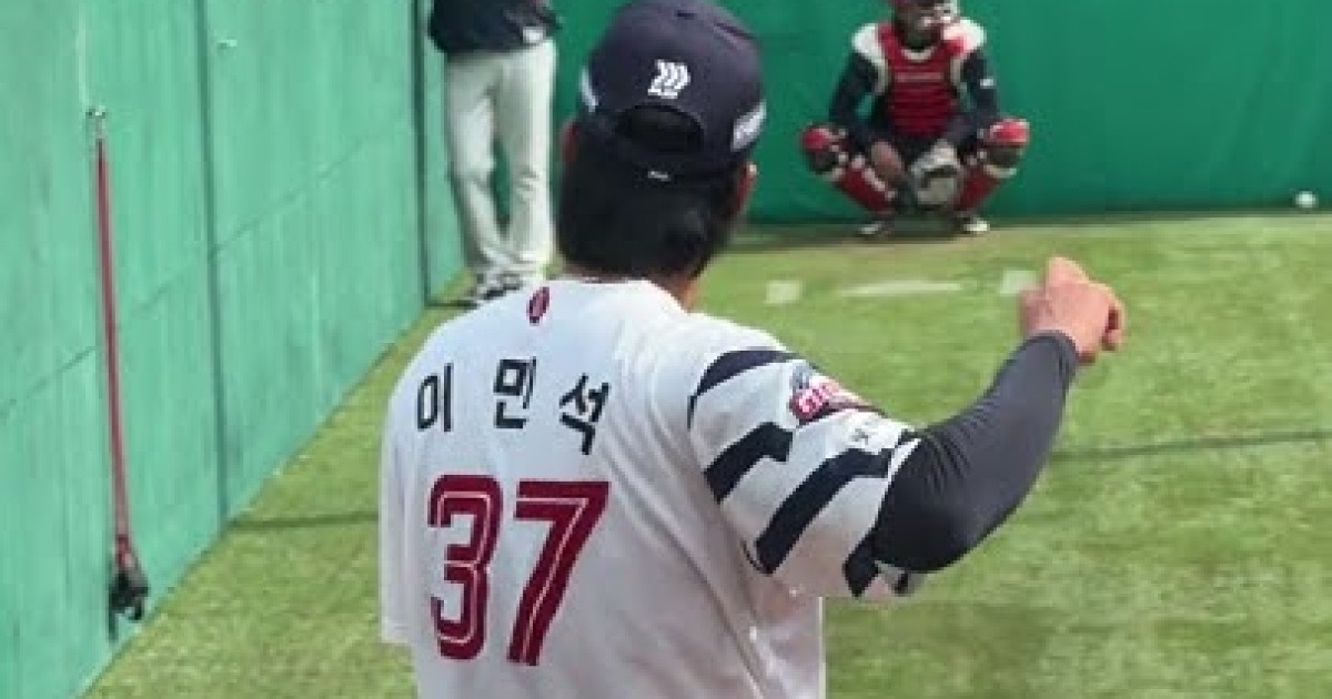 롯데 이민석 '경기 전 불펜피칭 직캠'[엑's 숏폼]