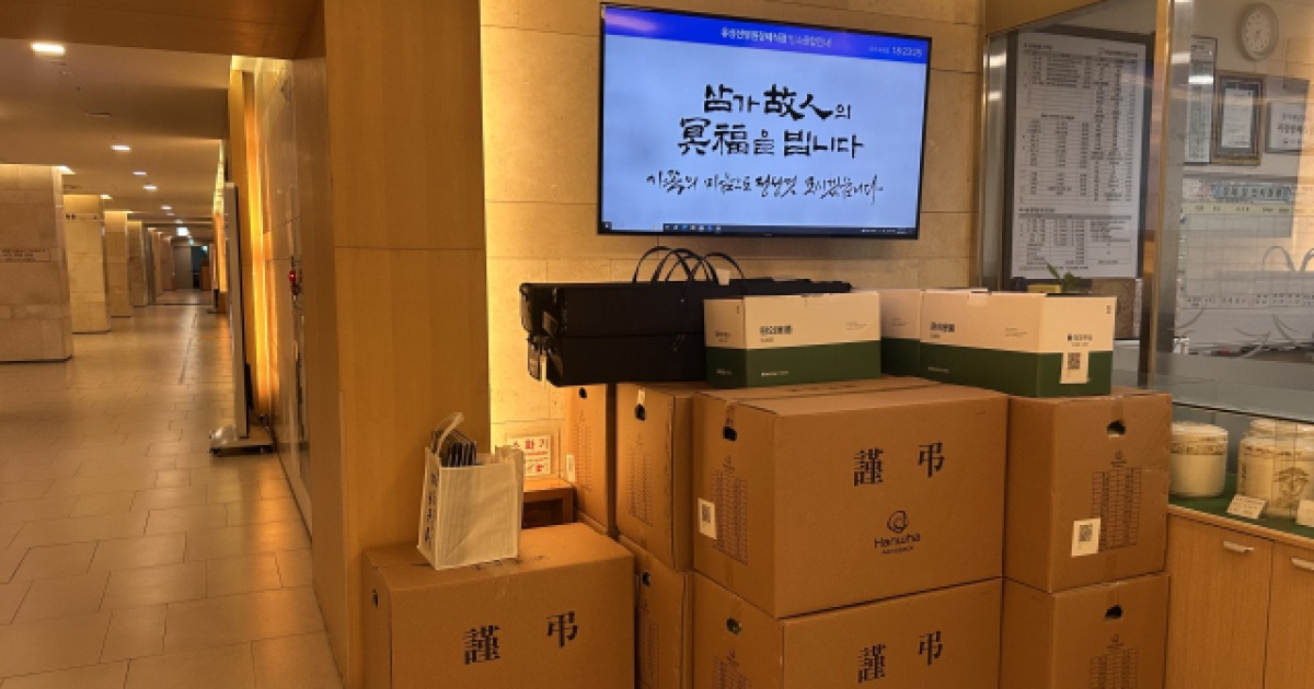 [르포] 빈소 대신 안치실로 향한 유족…