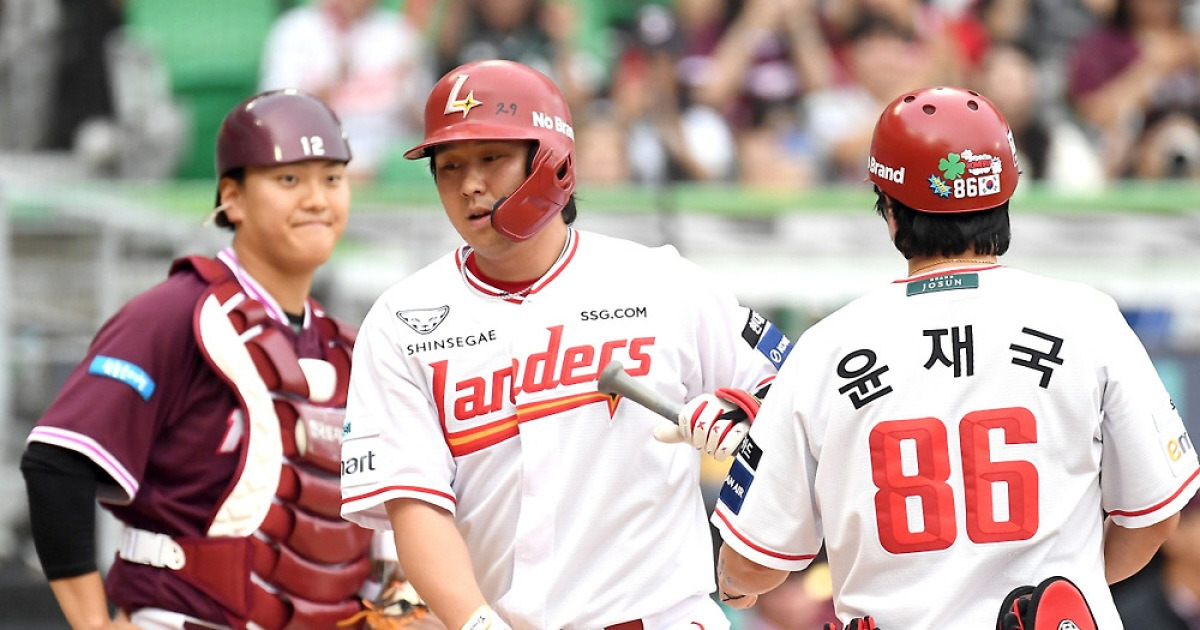 '14연패 위기' 결국 해줄 사람은 최정 뿐인가...홈런으로 KBO 5번째 2400안타, 우타자 최초 '대기록' [인천 현장]