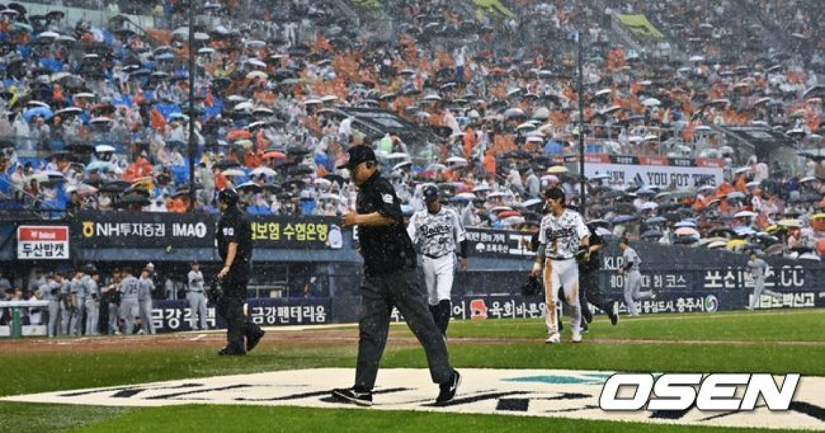 '갑자기 또 폭우가…' 잠실 한화-두산전, 4회초 종료 후 두 번째 우천중단 [오!쎈 잠실]