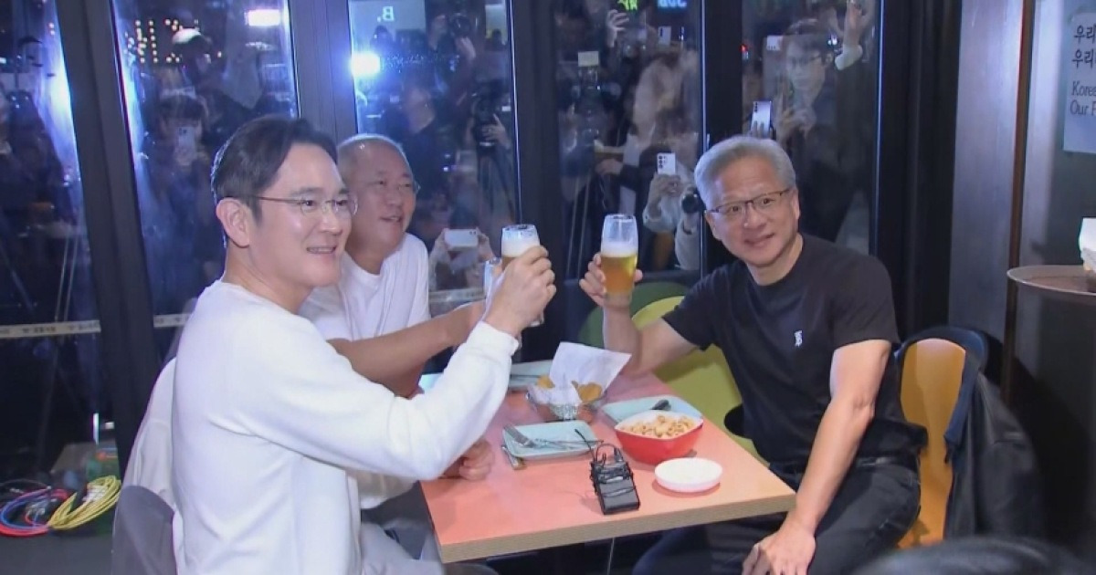 치킨 이어 삼겹살...젠슨 황, 총수들과 '삼쏘 회동'하며 AI 동맹 다진다