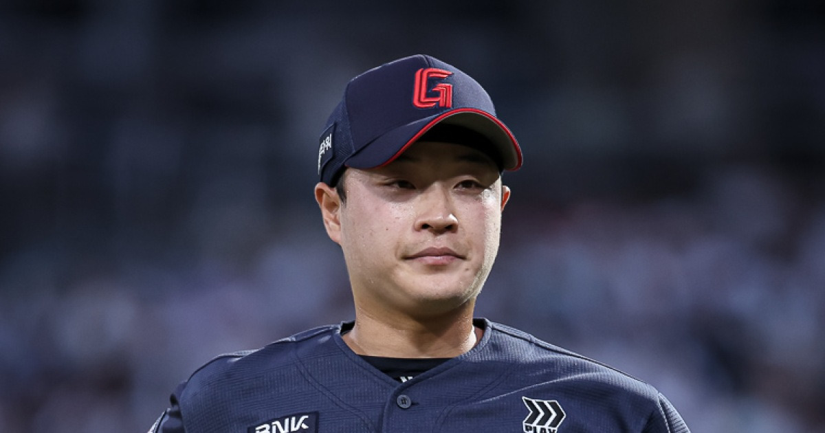 특급 대타까지 내주면서 데려왔는데…1군 마운드만 서면 벌벌, 김태형 감독 "몇 년 찬데, 보여준 게 없다"