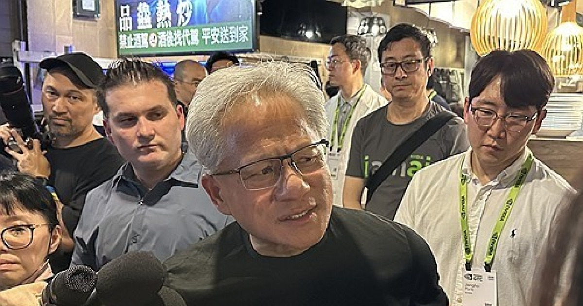 '형님' 젠슨 황, 홍대서 총수들과 AI 동맹 다진다