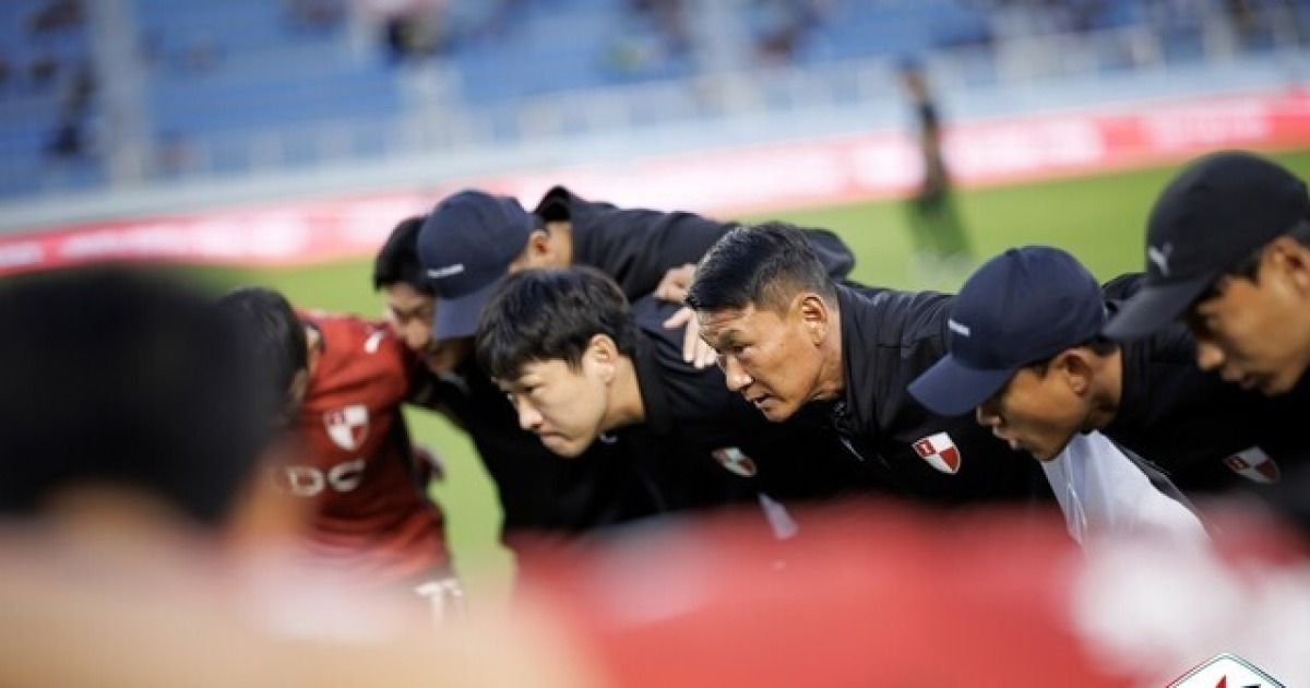 [BE.현장] "내가 과했다" "태도 죄송했다" 조성환 감독·김희곤 심판, 악수 거부 논란 두 달 만에 훈훈한 화해