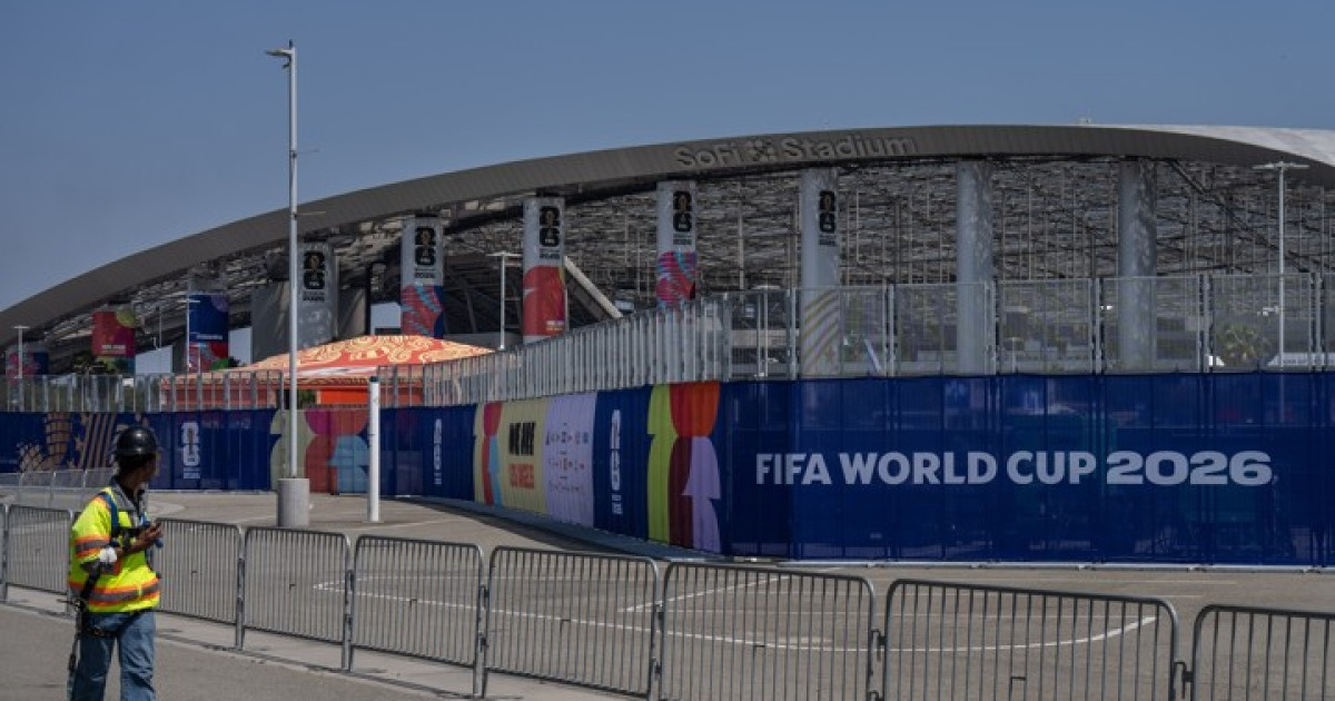 "물 딱 1병만 가져오세요" FIFA, 월드컵 관중 생수 반입 일부 허용