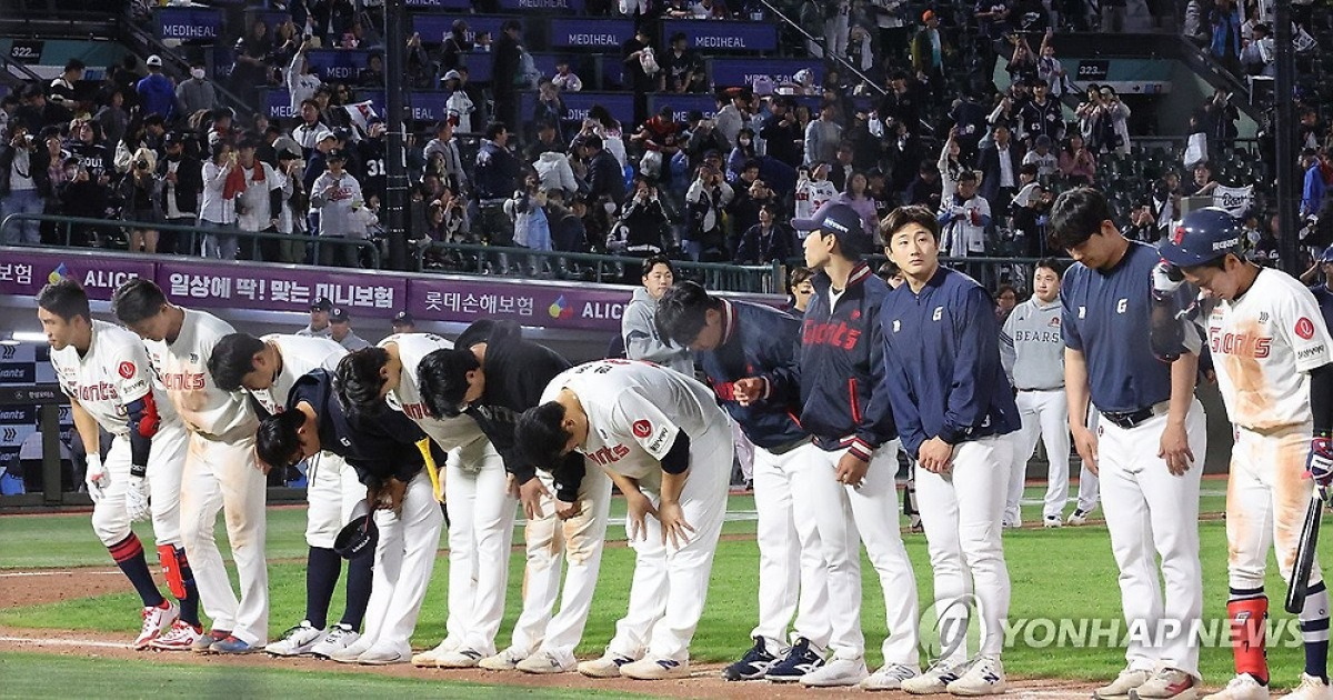 도박 선수 복귀도, 코치 교체도…9위 롯데에는 '백약이 무효'