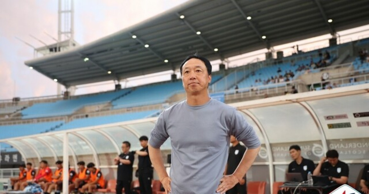 [BE.현장] 2명 퇴장 당하고도 승점 1점 얻었다! 천안 박진섭 감독, "가치 있었다… 성적 계획대로 되고 있어"