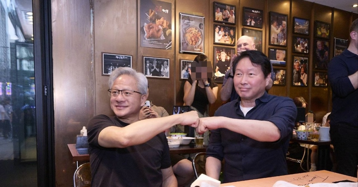 젠슨 황, 최태원과 '2차 깐부회동'…내일 SK와 AI 동맹 발표