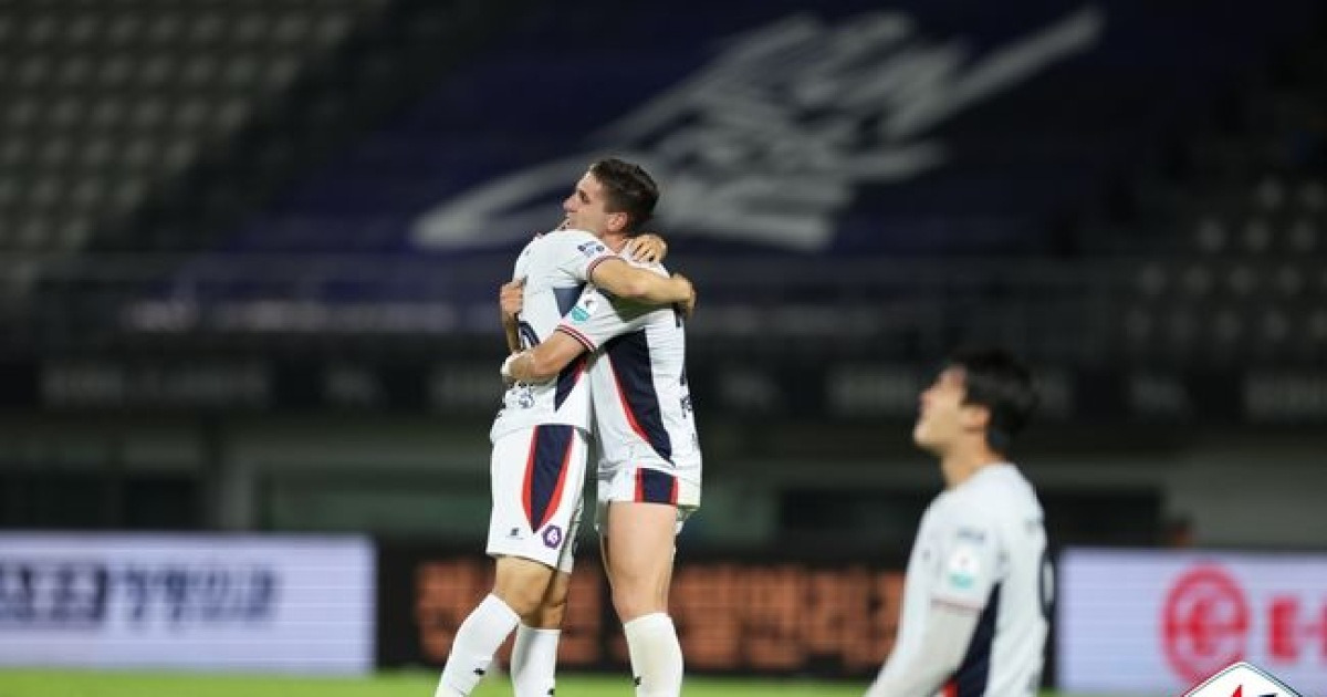 ‘15경기 만에 시즌 첫 승!’ 충북청주, 추가시간 극장골 역전 드라마…이랜드에 2-1 승