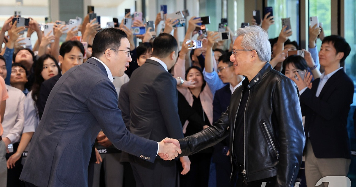 젠슨 황 "LG 미래 기술, 세계 최고 수준"…LG와 로봇·AI 협력 가속
