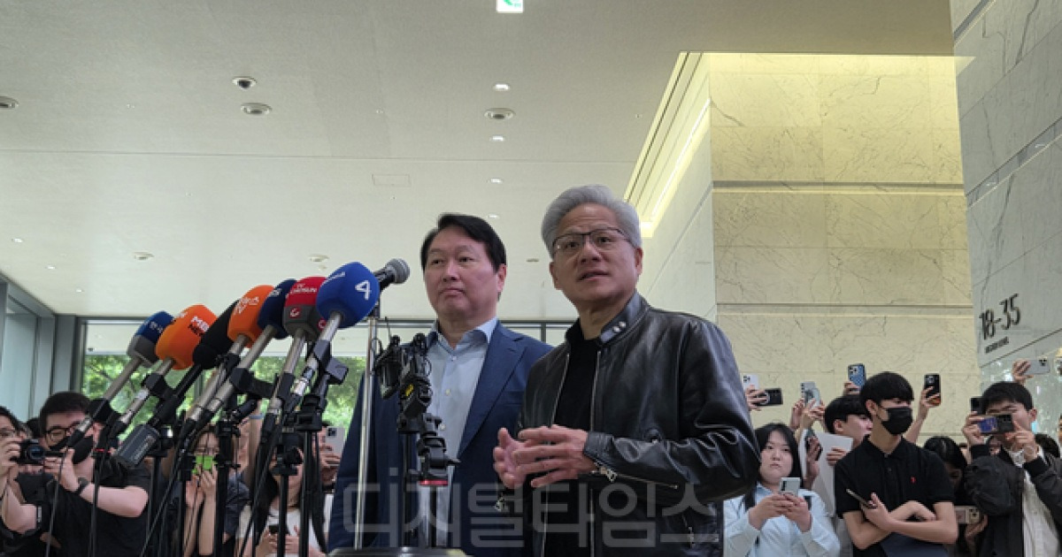 ‘AI 거품론’ 일축한 젠슨 황…“SK 협력으로 내년 매출 1조달러”