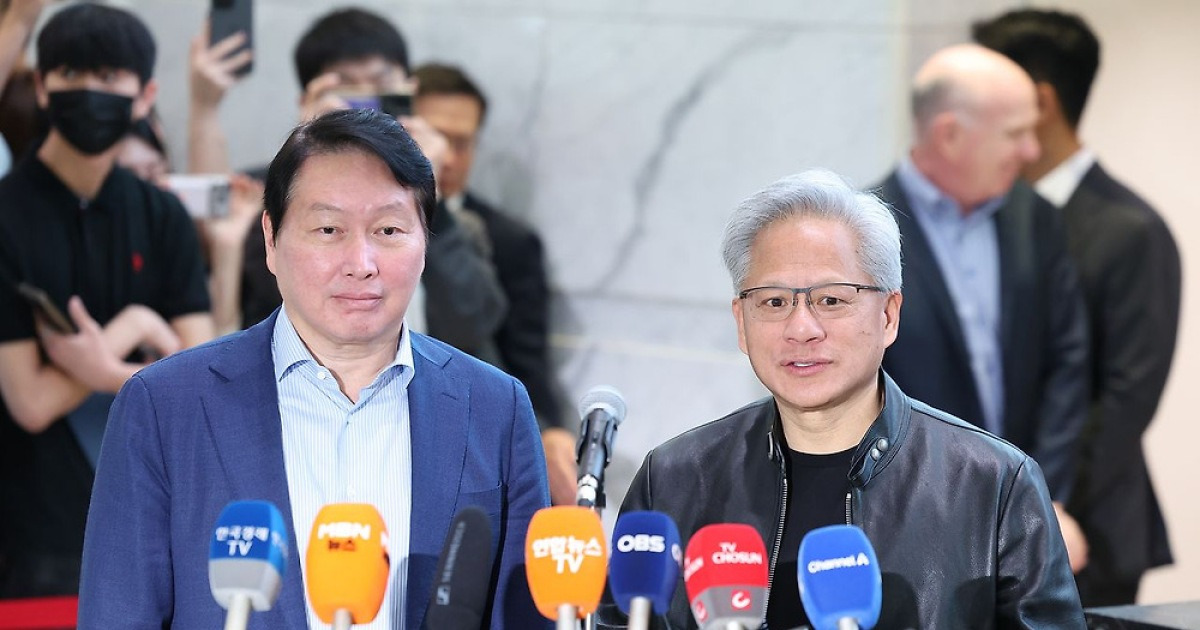 [속보] 최태원·젠슨 황 “AI 팩토리 함께 만든다”…SK-엔비디아 협력 확대