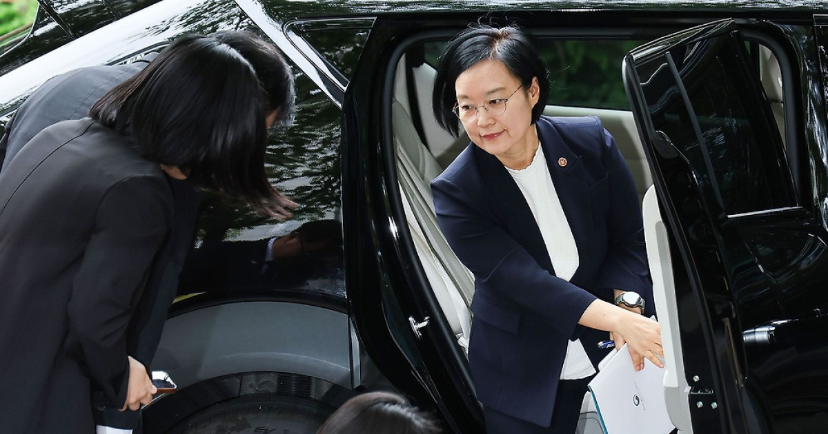 [포토타임] 한성숙 총리 후보자 첫 출근…“민생경제 회복·AI 대전환 추진”