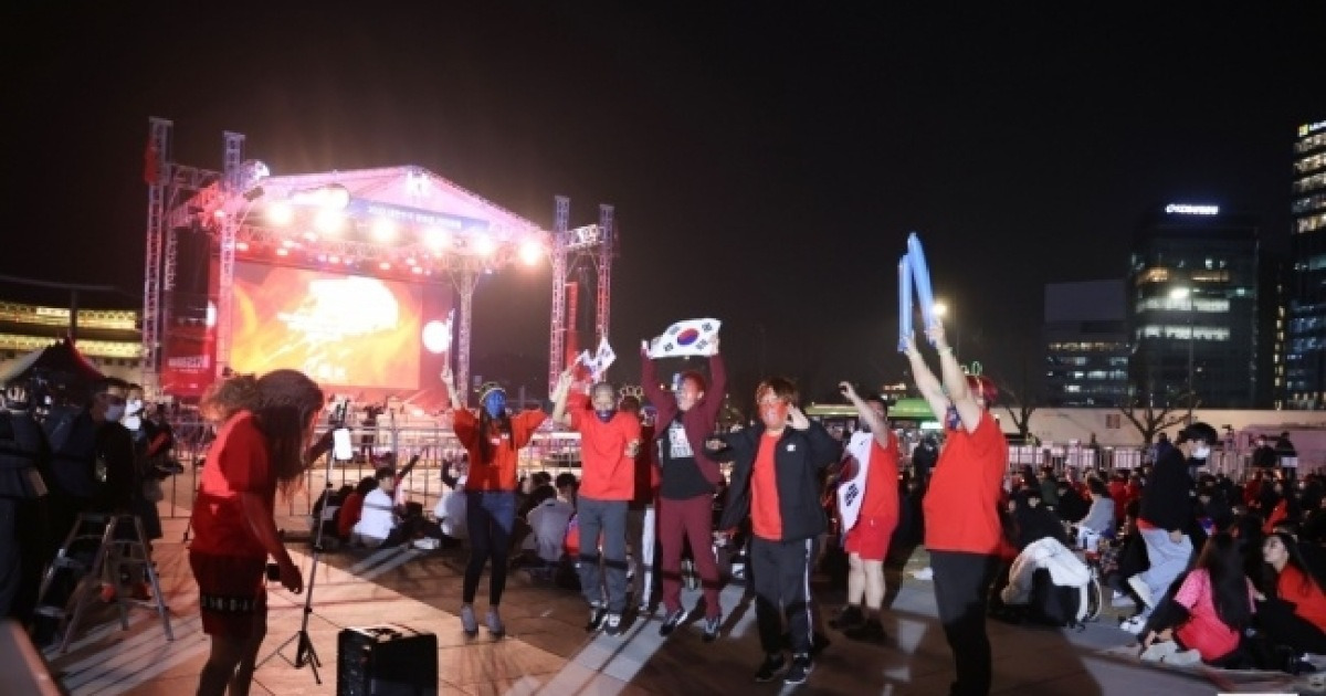 직장 상사·동료와 ‘오~필승 코리아!’…점심 시간은 광화문 과정에서