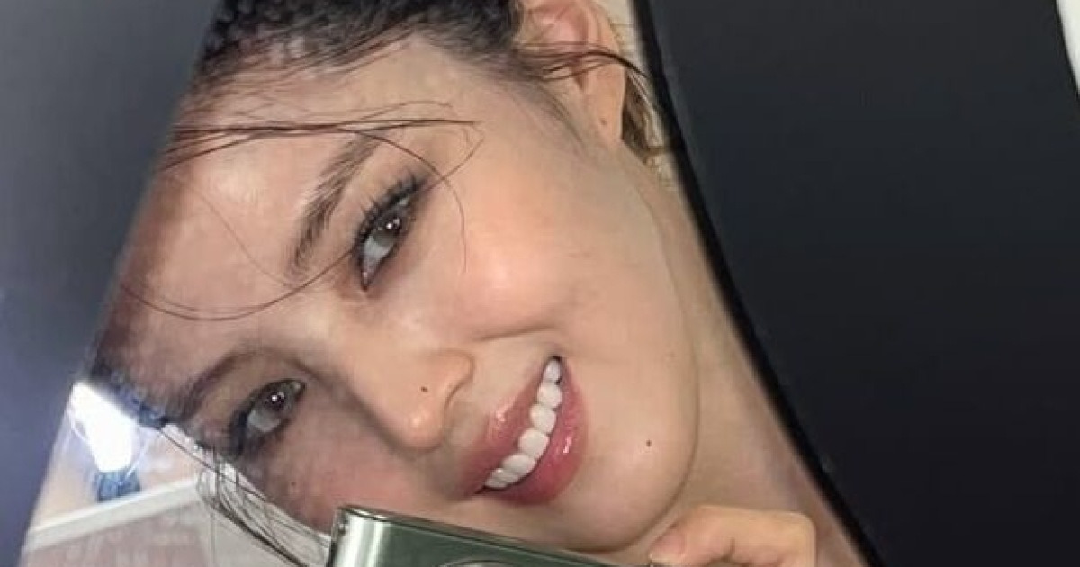 한소희 인스타그램 근황 – 디지털 카메라 셀카 공개, 반전 미소에 팬들 반응