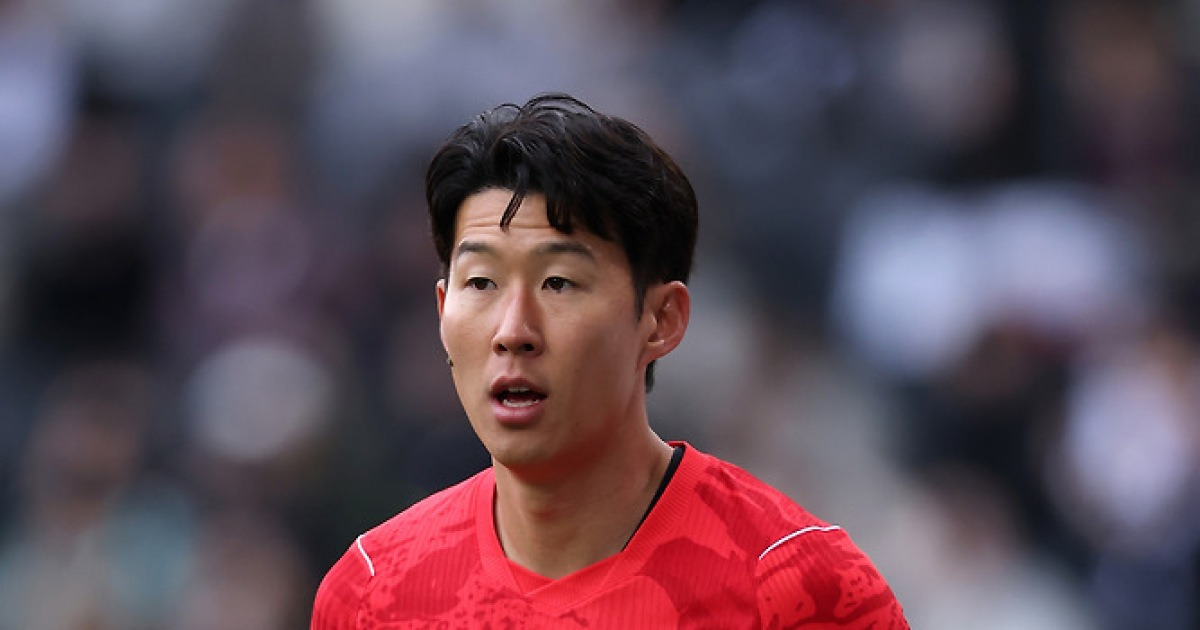 호평 세례에서 뜻밖의 ‘혹평’…韓 대표팀 홈 유니폼 두고 ‘언제나 강렬한 인상’ vs ‘피로 얼룩진 셔츠 안 갈아입은 듯’